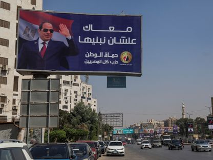 لافتة إعلانية في القاهرة تدعم الرئيس المصري عبد الفتاح السيسي في الانتخابات الرئاسية القادمة. 25 سبتمبر 2023 - REUTERS