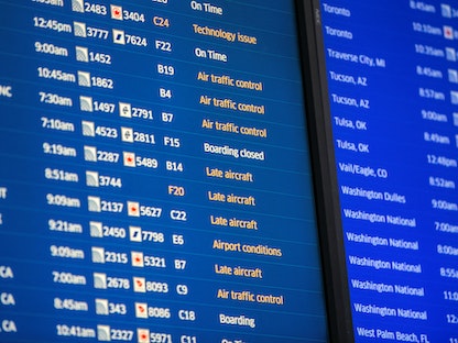 شاشة معلومات بمطار أوهير الدولي تظهر تأخر الرحلات إثر تعطل أنظمة إدارة الطيران الفيدرالية الأميركية في مطار أوهير بشيكاغو في ولاية إلينوي. 11 يناير 2023 - REUTERS