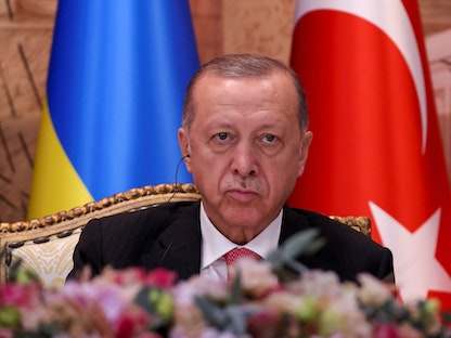 الرئيس التركي رجب طيب أردوغان أثناء التوقيع على اتفاق تصدير الحبوب الأوكرانية، والذي توسطت به تركيا برعاية أممية. على - REUTERS