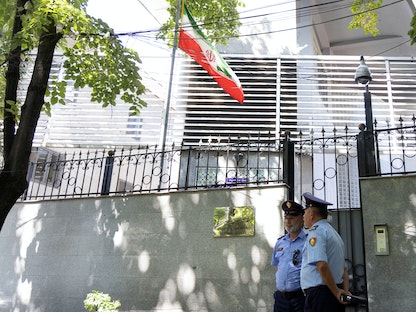 أفراد من رجال الشرطة يقفون أمام مبنى السفارة الإيرانية في العاصمة الألبانية تيرانا. 7 سبتمبر 2022 - REUTERS