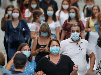 عدد من الأشخاص يرتدون الأقنعة الطبية للوقاية من فيروس كورونا المستجد في مدينة نانت الفرنسية -  24 أغسطس 2020 - REUTERS