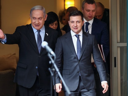 رئيس الوزراء الإسرائيلي بنيامين نتنياهو والرئيس الأوكراني فولوديمير زيلينسكي خلال لقاء سابق في القدس- 24 يناير 2020 - REUTERS