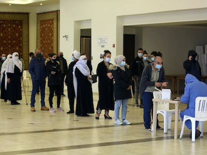 لبنانيون ينتظرون في طابور لإجراء اختبار فيروس كورونا في بلدة حاصبيا بمحافظة النبطية. 16 يناير 2021 - REUTERS
