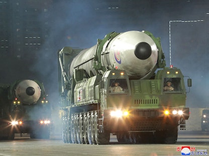 صواريخ Hwasong-17 الباليستية العابرة للقارات خلال عرض عسكري في بيونج يانج. 25 أبريل 2022 - AFP