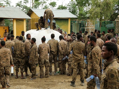 جنود أسرى من الجيش الإثيوبي يحصلون على حصصهم من المياه في سجن في ضواحي ميكيلي، عاصمة إقليم تيغراي، إثيوبيا، 7 يوليو 2021 - REUTERS