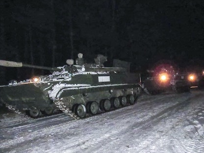 دبابات روسية عند وصولها للمشاركة في التدريبات المشتركة في بيلاروسيا - 20 يناير 2022 - AFP