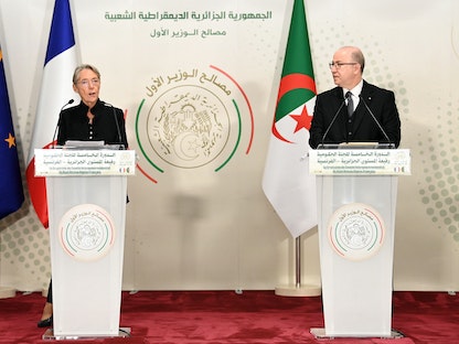 رئيس الوزراء الجزائري أيمن بن عبد الرحمن، ونظيرته الفرنسية إليزابيت بورن خلال مؤتمر صحافي في الجزائر - 09 أكتوبر 2022 - AFP