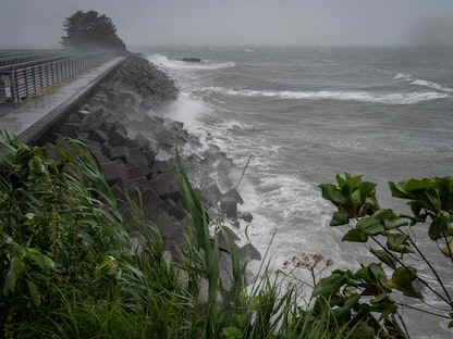 أمواج عالية أحدثها إعصار "نانمادول" في ميناماتا بولاية كوماموتو في جزيرة كيوشو اليابانية. 18 سبتمبر 2022 - AFP