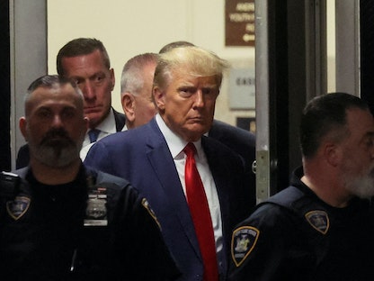 الرئيس الأميركي السابق دونالد ترمب يصل إلى محكمة مانهاتن في مدينة نيويورك بعد توجيه الاتهام إليه من قبل هيئة محلفين كبرى. 4 أبريل 2023 - REUTERS