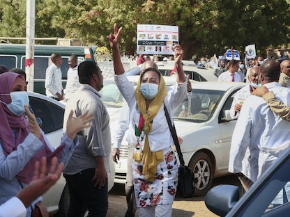 عشرات الأطباء السودانيين خلال مسيرات مؤيدة للديمقراطية في الخرطوم، السودان - 16 يناير 2022. - AFP