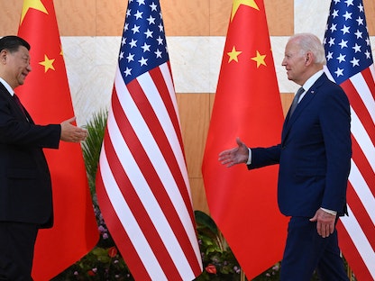 الرئيس الأميركي جو بايدن ونظيره الصيني شي جين بينج يتصافحان أثناء لقائهما على هامش قمة مجموعة الـ20 في جزيرة بالي بإندونيسيا- 14 نوفمبر 2022 - AFP