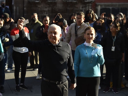 الرئيس المكسيكي أندريس مانويل لوبيز أوبرادور وزوجته بياتريس جوتيريز بعد التصويت في مركز اقتراع في مكسيكو سيتي - 10 أبريل 2022 - AFP