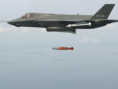 مقاتلة من طراز "أف 35" تطلق صاروخاً خلال اختبار في ميريلاند - 8 أغسطس 2012 - REUTERS