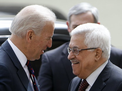 الرئيس الأميركي جو بايدن إلى جانب الرئيس الفلسطيني محمود عباس - 10 مارس 2010 - REUTERS