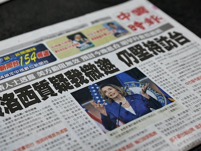 رئيسة مجلس النواب الأميركي نانسي بيلوسي بالصفحة الأولى لصحيفة تايوانية قبل الزيارة المنتظرة إلى الجزيرة والتي تحذر الصين منها. 2 أغسطس 2022 - REUTERS