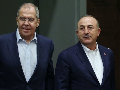 وزير الخارجية الروسي سيرغي لافروف ونظيره مولود تشاوش أوغلو  بعد محادثات في أنطاليا جنوبي تركيا - 30 يونيو 2021 - AFP