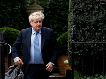 رئيس الوزراء البريطاني السابق بوريس جونسون خارج منزله في لندن- 22 مارس 2023 - REUTERS