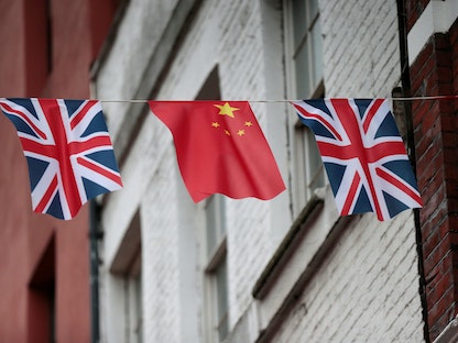 العلمان الصيني والبريطاني في الحي الصيني في العاصمة البريطانية لندن- 19 أكتوبر 2015 - REUTERS