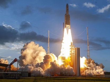 صورة نشرها موقع شركة "يوتلسات" لإطلاق الصاروخ "أريان 5" المحمّل بالقمرين الاصطناعيين، 31 يوليو 2021 - eutelsat.com via Arianespace