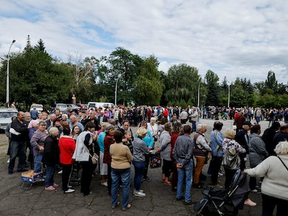 سكان كراماتورسك يتلقون مساعدات إنسانية - منطقة دونيتسك - أوكرانيا - 6 سبتمبر 2022 - REUTERS