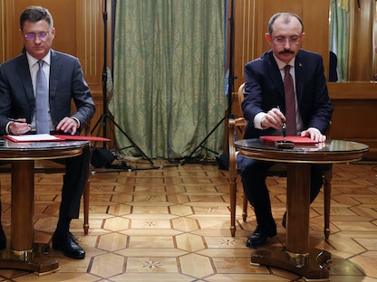 نائب رئيس الوزراء الروسي ألكسندر نوفاك ووزير التجارة التركي محمد موس خلال اجتماع في منتجع سوتشي على البحر الأسود ، روسيا -5 أغسطس 2022 - via REUTERS