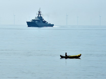سفينة تابعة للبحرية الملكية البريطانية ترسو قبالة الرصيف الغربي في برايتون - 8 مايو 2020 - AFP
