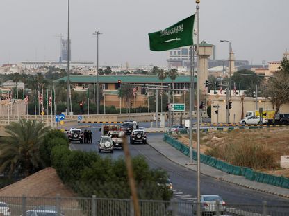 العلم السعودي يرفرف في عاصمة المملكة الرياض - REUTERS