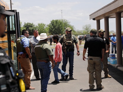 عناصر من الشرطة الأميركية خلال تفقدهم مكان إطلاق النار في تكساس - 25 مايو 2022 - REUTERS