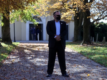  أحد أفراد وكالة الخدمة السرية الأميركية خلال مرافقته للرئيس المنتخب جو بايدن بإحدى الكنائس في ويلمنغتون بديلاوير - REUTERS