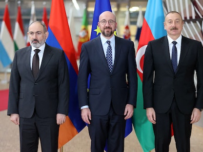الرئيس الأذربيجاني إلهام علييف ورئيس الوزراء الأرميني نيكول باشينيان ورئيس المجلس الأوروبي شارل ميشيل في بروكسل- 6 أبريل 2022 - AFP