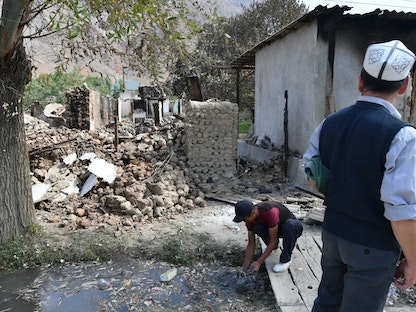 رجل يقف أمام منزل مدمر في قرية كابتشيجاي بالقرب من الحدود القيرجيزية الطاجيكية وسط أعنف اشتباكات بين الدولتين في سبتمبر - قيرجيزستان – 21 سبتمبر 2022 - AFP