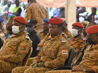 قائد المجلس العسكري في بوركينا فاسو النقيب إبراهيم تراوري (وسط) يحضر مناسبة عامة في العاصمة واجادوجو. 8 أكتوبر 2022 - AFP
