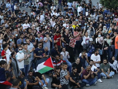 متظاهرون في رام الله بالضفة الغربية في احتجاجات ضد السلطة الفلسطينية بعد وفاة الناشط الفلسطيني المعارض نزار بنات خلال توقيفه، 3 يوليو 2021 - AFP