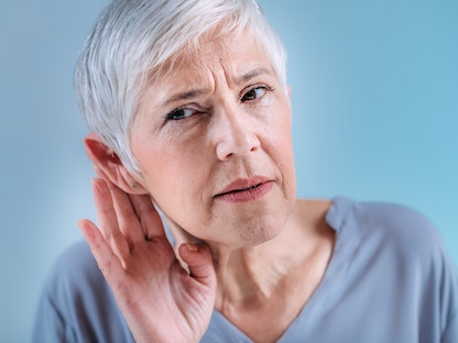 سيدة مسنة تعاني من فقدان السمع - Science Photo Library via AFP