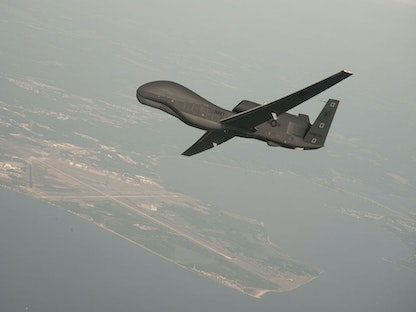 طائرة من دون طيار من طراز "RQ-4 Global Hawk" فوق نهر باتوكسينت في المحطة الجوية البحرية، ماريلاند، الولايات المتحدة. - REUTERS