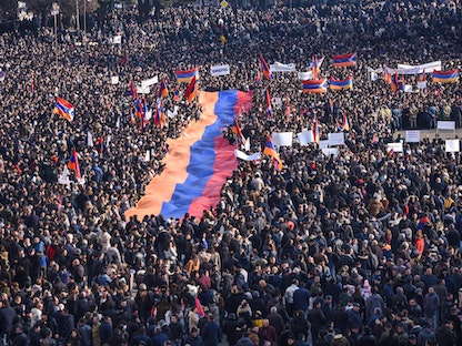 متظاهرون يحملون علماً كبيراً لأرمينياً أثناء مظاهرة في ستيباناكيرت، عاصمة إقليم ناجورنو قرة باغ في أذربيجان، 25 ديسمبر 2022 - AFP