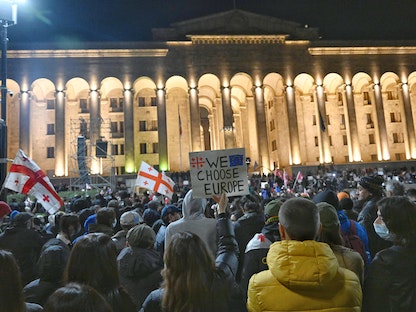 أنصار المعارضة الجورجية يتظاهرون في العاصمة تبليسي احتجاحاً على قانون "الوكلاء الأجانب". 9 مارس 2023 - AFP
