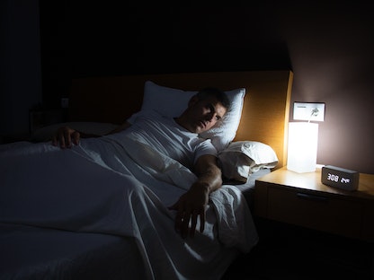 الاستيقاظ في منتصف النوم غالباً ما يحدث خلال فترات الضغط العصبي - GETTY