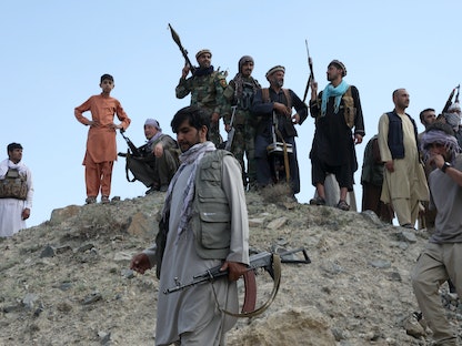 تجمع لمئات المسلحين على أطراف كابول للتعهد بدعم القوات الأمنية الأفغانية ضد حركة طالبان، 23 يونيو 2021 - REUTERS