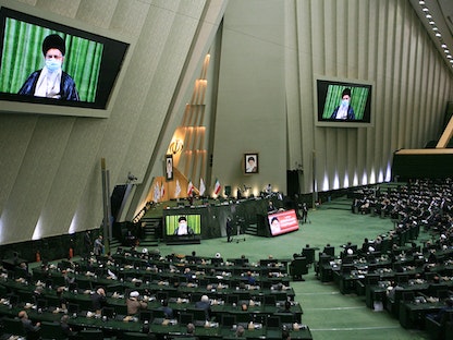 المرشد الإيراني علي خامنئي يخاطب أعضاء البرلمان افتراضياً - 27 مايو 2021  - AFP