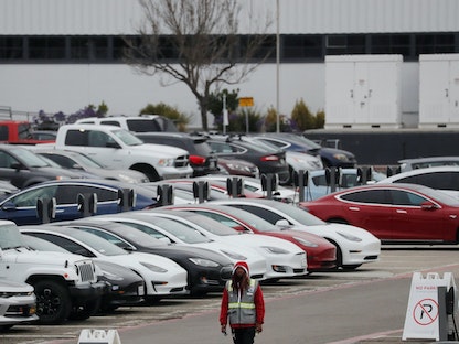 سيارات متوقفة في ساحة انتظار الموظفين بمصنع سيارات Tesla Inc في الولايات المتحدة بفريمونت في كاليفورنيا- 18 مارس 2020 - REUTERS