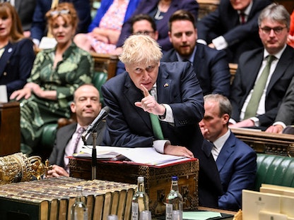 رئيس الوزراء البريطاني بوريس جونسون يتحدث خلال جلسة للبرلمان في لندن - 8 يونيو 2022 - REUTERS