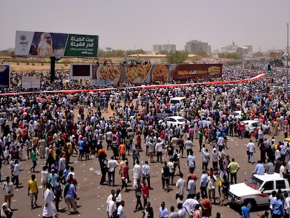 جانب من اعتصام المتظاهرين السودانيين خارج مقر وزارة الدفاع في الخرطوم - 11 أبريل 2019 - REUTERS