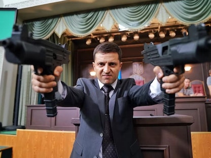 الرئيس الأوكراني فولوديمير زيلينسكي في مشهد من مسلسل "خادم الشعب". 