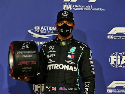 البريطاني لويس هاملتون سائق مرسيدس يحمل جائزة مركز الانطلاق الأول لجائزة البحرين الكبرى للفورمولا 1 في 28 نوفمبر 2020 - حساب بطولة العالم للفورمولا 1 - تويتر