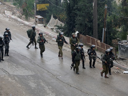 عناصر من القوات الإسرائيلية عقب اشتباكات مع فلسطينيين بعد تشييع جنازة في الضفة الغربية، 29 نوفمبر 2022. - REUTERS
