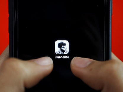 صورة توضيحية لشعار تطبيق "كلوب هاوس" على شاشة هاتف ذكي، 8 فبراير 2021 - REUTERS