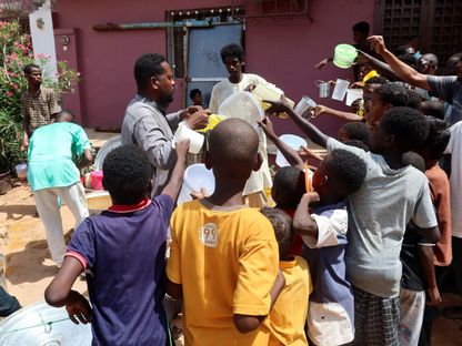 متطوعون يوزعون طعاماً في مدينة أم درمان السودانية. 3 سبتمبر 2023 - REUTERS