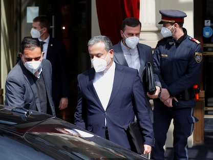 عباس عراقجي والسفير الإيراني لدى الوكالة الدولية للطاقة الذرية كاظم غريب، يغادران مقر محادثات النووي الإيراني في فيينا - النمسا - 20 أبريل 2021 - REUTERS