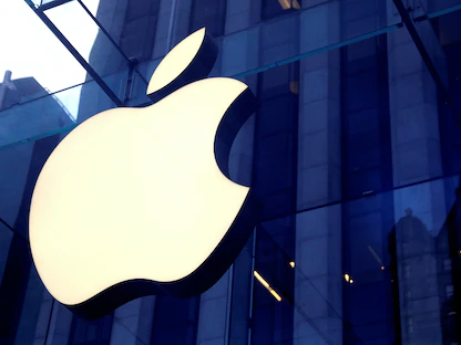 شعار شركة Apple على مدخل متجر في مانهاتن بنيويورك، الولايات المتحدة. 16 أكتوبر 2019 - REUTERS